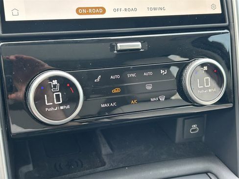 Used 2025 Land Rover Discovery S image 35