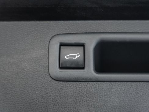 Used 2023 Toyota Highlander XLE FWD image 9