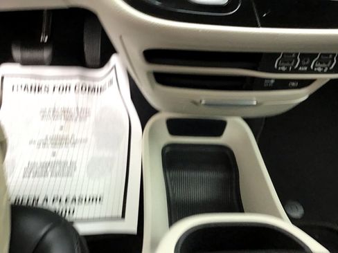 Used 2022 Chrysler Pacifica Touring-L image 24