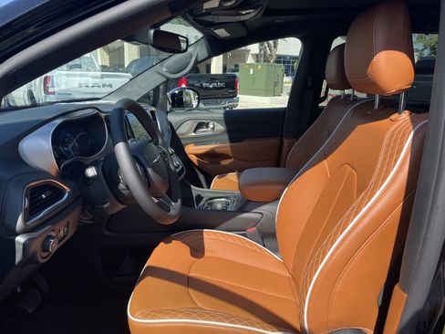 New 2026 Chrysler Pacifica Pinnacle image 13