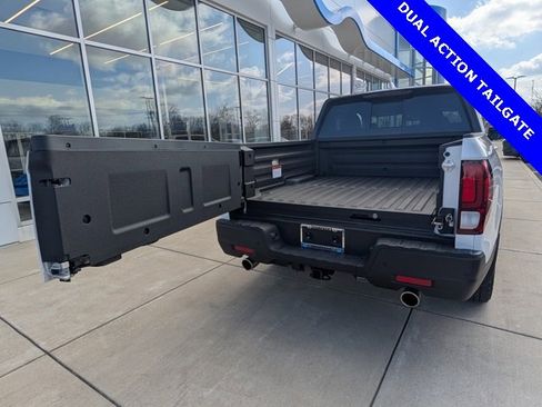 Certified 2025 Honda Ridgeline Black Edition image 10