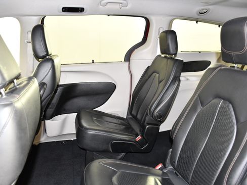 Used 2019 Chrysler Pacifica Touring-L FWD image 28