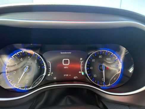 Used 2024 Chrysler Pacifica Touring-L FWD image 13