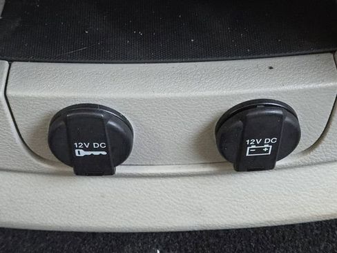 Used 2013 Chrysler Town & Country Touring-L w/ Driver Convenience Group image 7