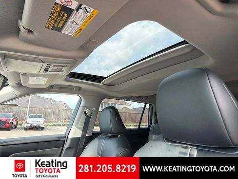 Used 2025 Toyota Highlander XLE FWD image 14