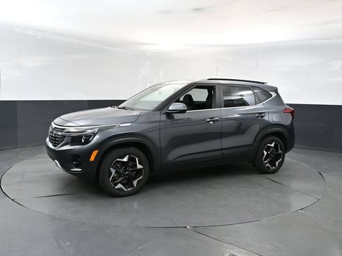 Used 2024 Kia Seltos EX AWD/4WD image 2