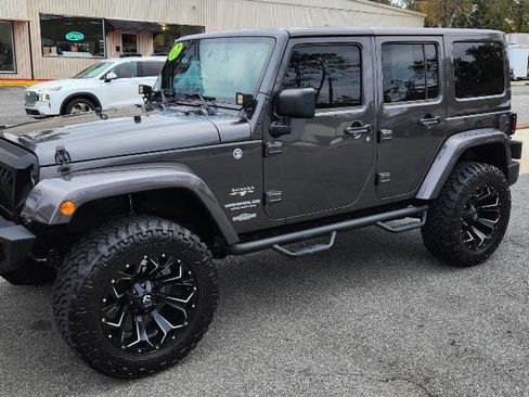 Used 2017 Jeep Wrangler Unlimited Sahara image 2