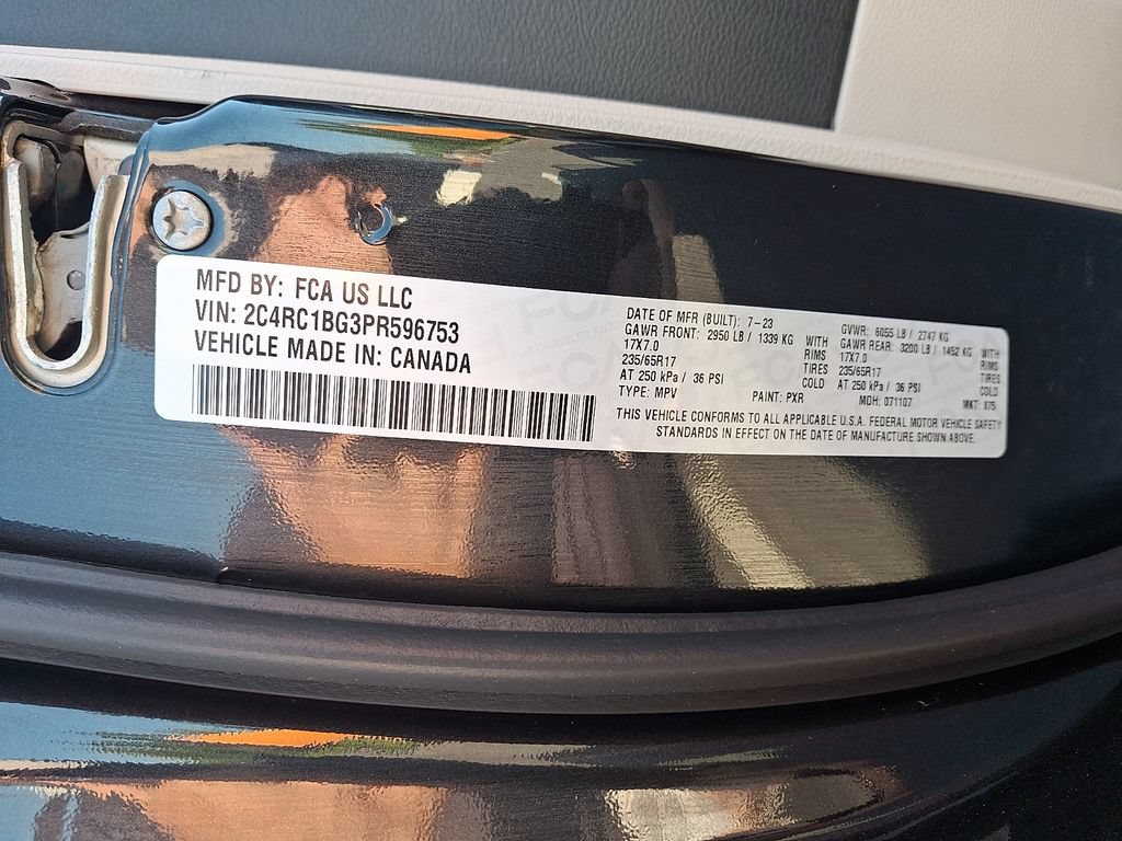 Used 2023 Chrysler Pacifica Touring-L FWD image 26