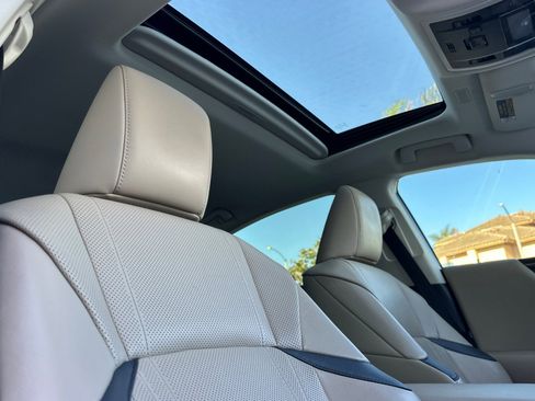 Used 2019 Lexus ES 300h w/ Luxury Package image 16