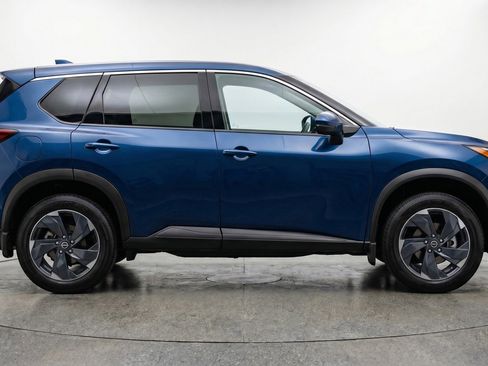 Used 2025 Nissan Rogue SV image 11