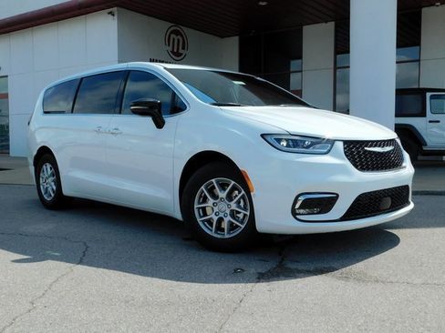 New 2026 Chrysler Pacifica Select image 2