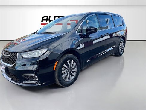 Used 2024 Chrysler Pacifica Select image 3