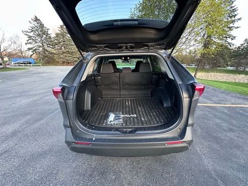 Used 2021 Toyota RAV4 LE AWD/4WD image 10