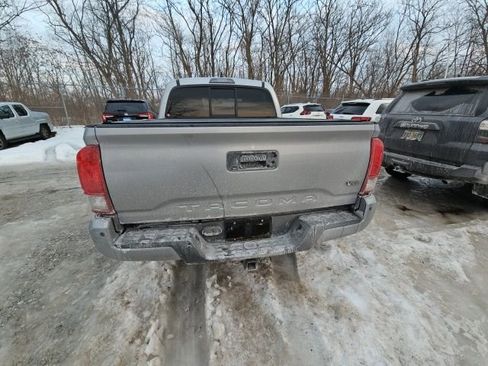 Used 2016 Toyota Tacoma TRD Off-Road w/ Premium & Technology Package image 8