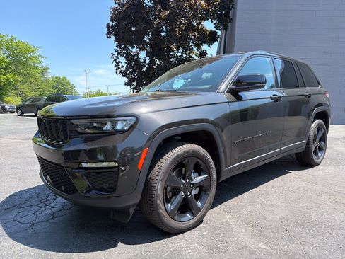 Certified 2024 Jeep Grand Cherokee Limited w/ Luxury Tech Group II AWD/4WD image 3