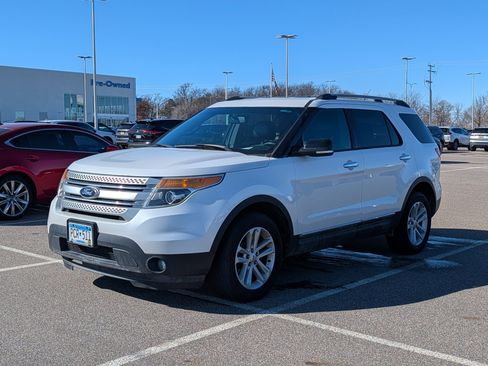 Used 2014 Ford Explorer XLT w/ Equipment Group 202A image 2