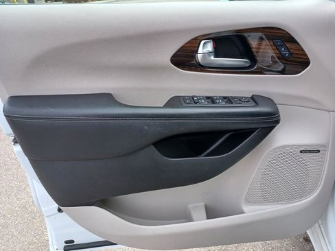 Used 2022 Chrysler Pacifica Limited image 13