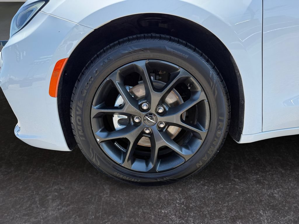 Used 2025 Chrysler Pacifica Limited FWD image 9