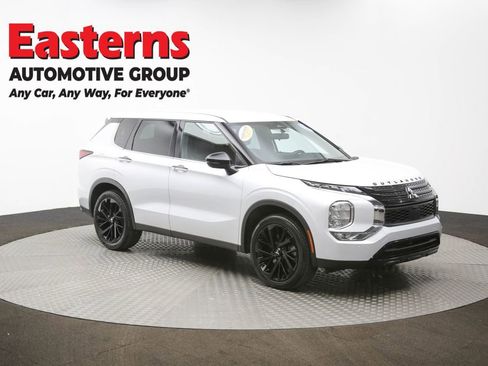 Used 2023 Mitsubishi Outlander SE image 49