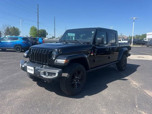 Used 2023 Jeep Gladiator Sport AWD/4WD image 4