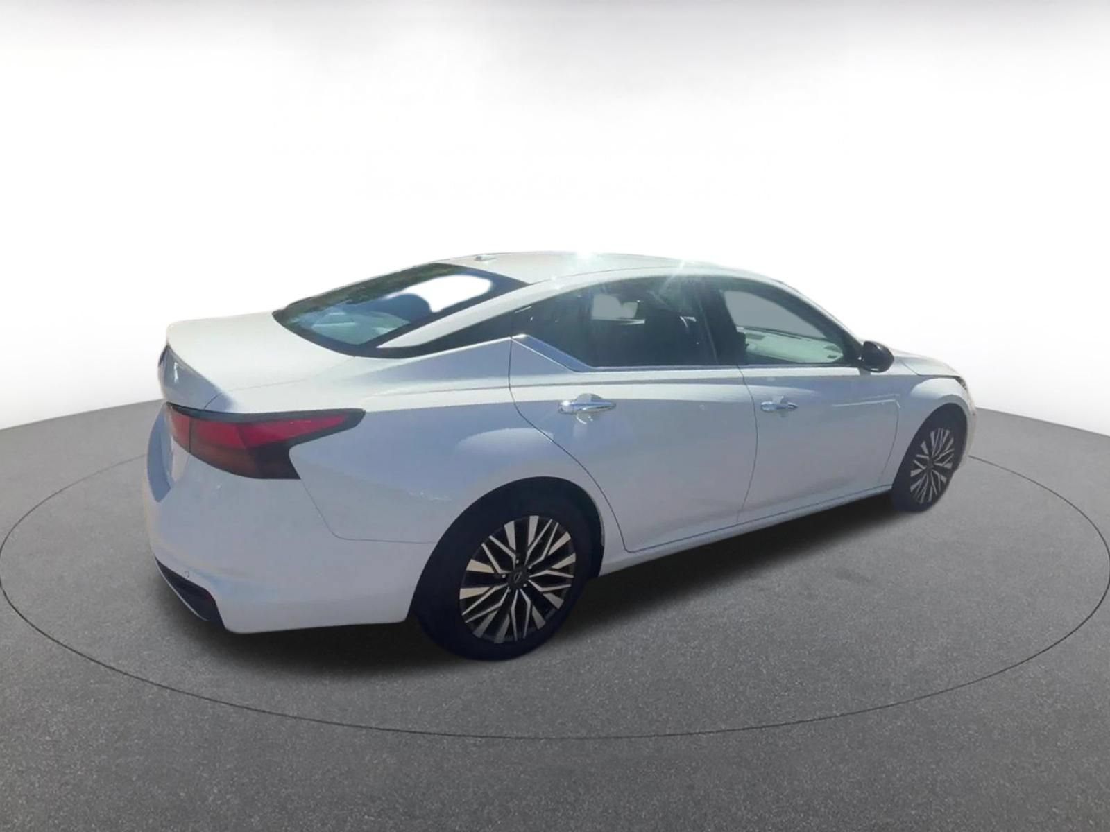 Used 2025 Nissan Altima 2.5 SV FWD image 14