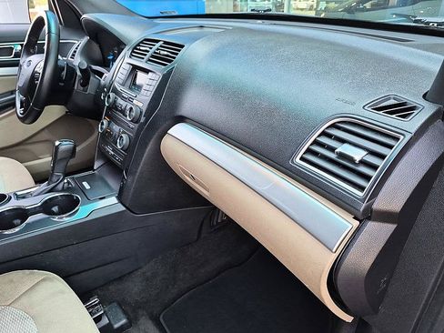 Used 2017 Ford Explorer XLT FWD image 34