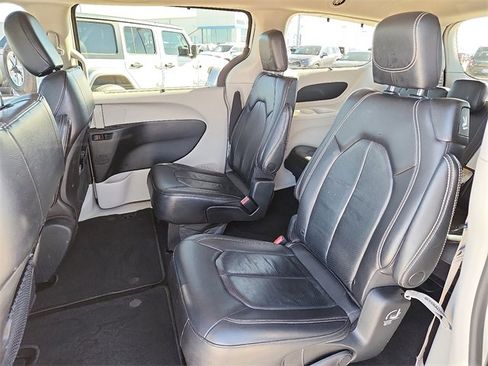 Used 2022 Chrysler Pacifica Touring-L image 9