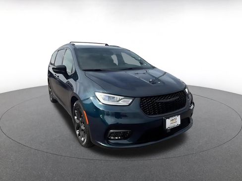 Used 2025 Chrysler Pacifica Limited image 3