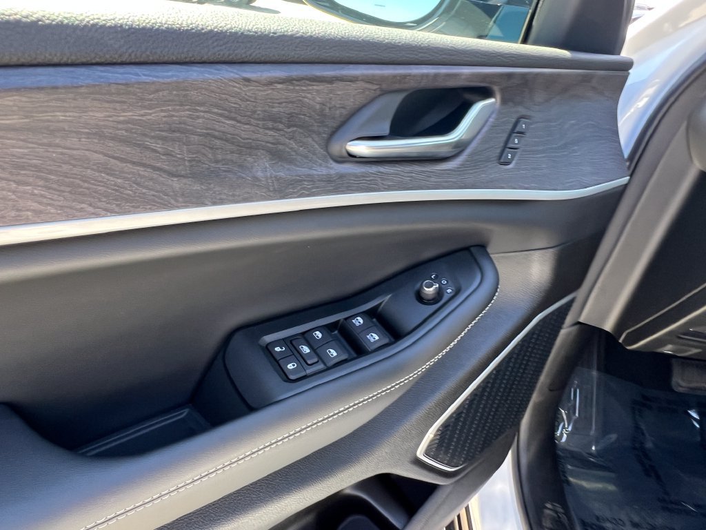 New 2026 Jeep Grand Cherokee L Limited w/ Limited Altitude Package AWD/4WD image 19
