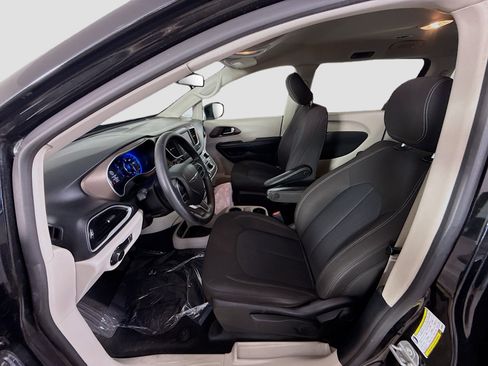 Used 2021 Chrysler Voyager L FWD image 22