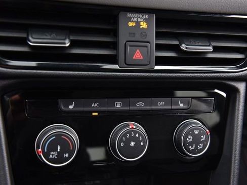 Certified 2023 Volkswagen Taos SE w/ Panoramic Sunroof Package image 14