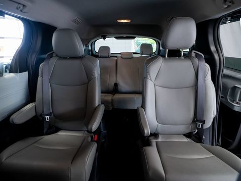 Used 2025 Toyota Sienna XLE FWD image 45
