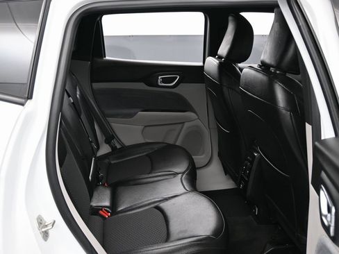 Used 2023 Jeep Compass Latitude image 34