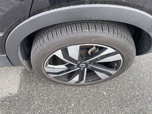 Used 2025 Volvo XC40 B5 Plus image 5