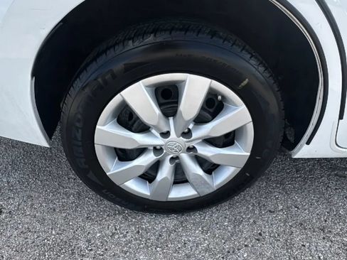 Used 2015 Toyota Corolla LE FWD image 23