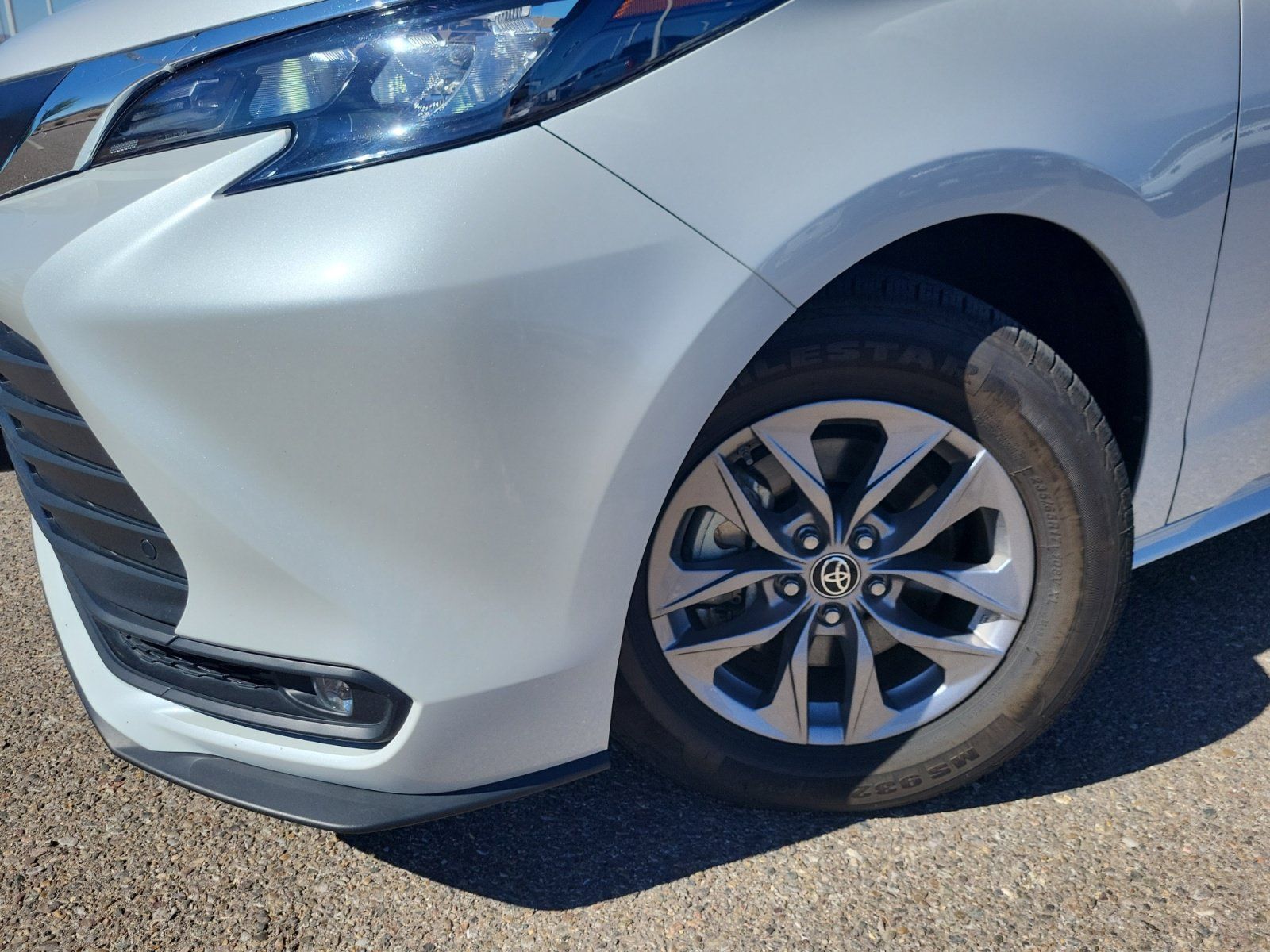 Used 2025 Toyota Sienna XLE FWD image 27