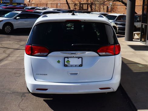 Used 2020 Chrysler Voyager L image 10