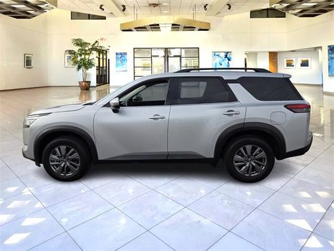 Used 2024 Nissan Pathfinder SV image 4
