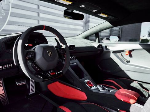 Used 2023 Lamborghini Huracan STO image 3