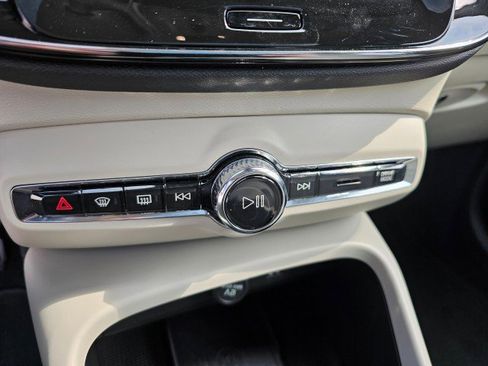 Used 2019 Volvo XC40 T5 Momentum image 34