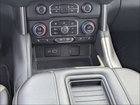 Used 2024 Chevrolet Suburban LT RWD image 23