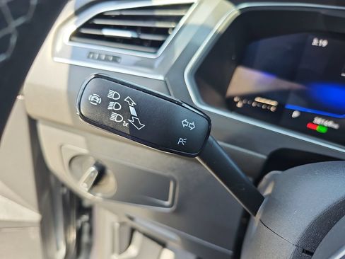 Used 2022 Volkswagen Tiguan SE FWD image 23