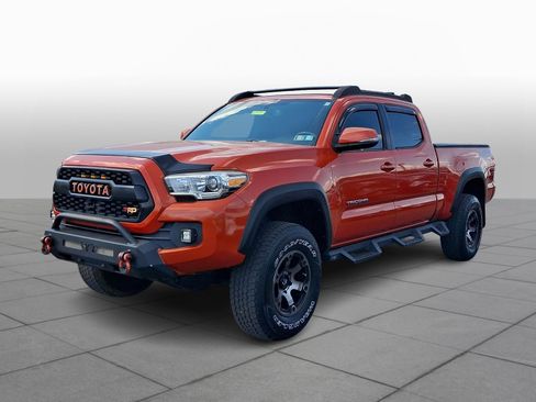 Used 2017 Toyota Tacoma TRD Off-Road w/ Premium & Technology Package image 4