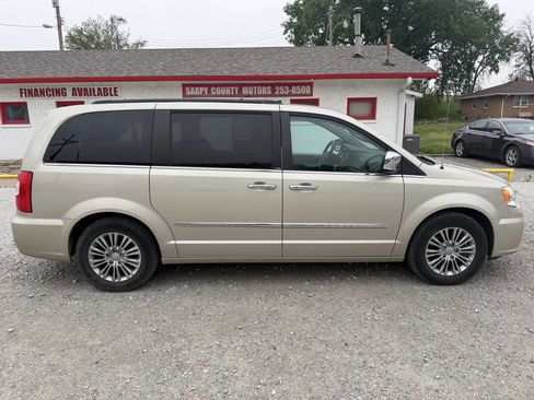 Used 2013 Chrysler Town & Country Touring-L w/ Driver Convenience Group FWD image 2