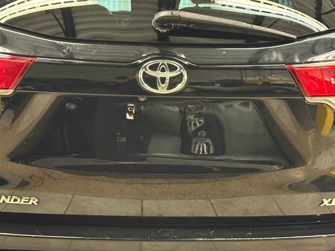 Used 2017 Toyota Highlander XLE image 11