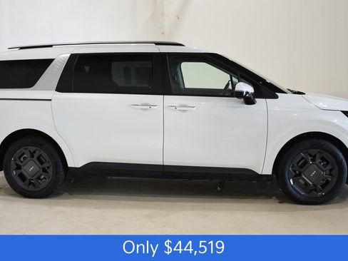 New 2026 Kia Carnival EX image 3