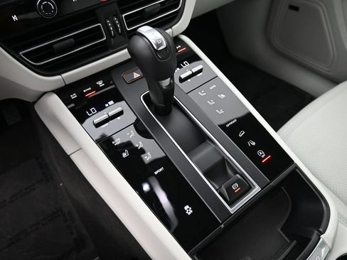 Certified 2025 Porsche Macan AWD/4WD image 23