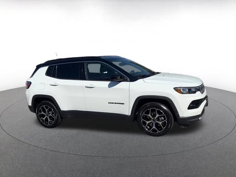 Used 2025 Jeep Compass Limited AWD/4WD image 2