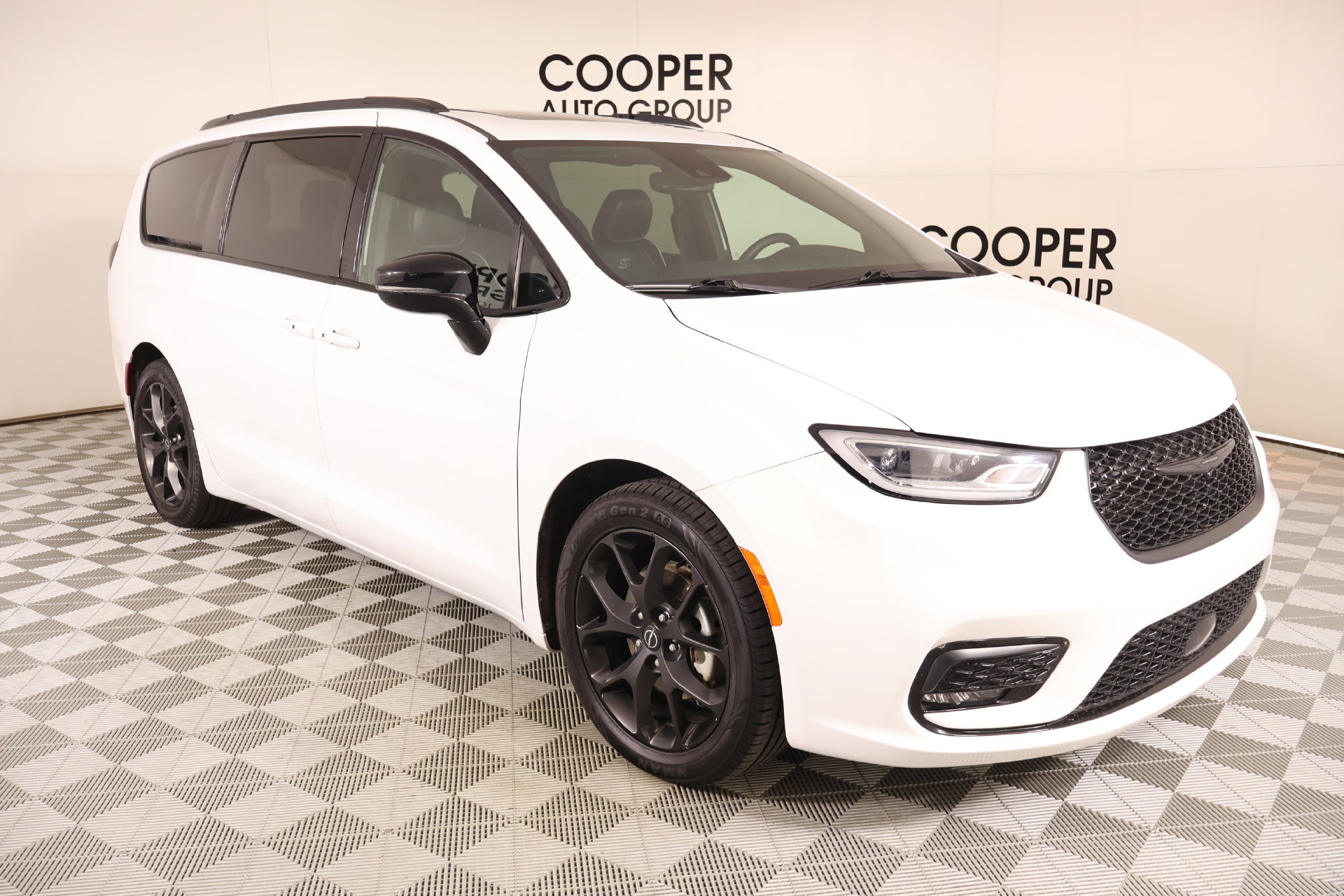 Used 2025 Chrysler Pacifica Limited FWD image 1
