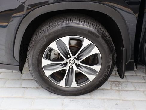 Used 2021 Toyota Highlander XLE image 46